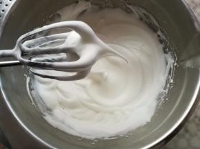 白砂糖分3次加入蛋清，蛋清打发到提起打蛋头是大弯钩状态