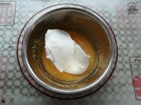 取三分之一的蛋白放入蛋黄糊里，J字型手法混合均匀