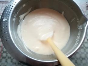 把蛋黄糊倒回蛋白霜里同样手法混合均匀