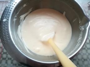把蛋黄糊倒回蛋白霜里同样手法混合均匀