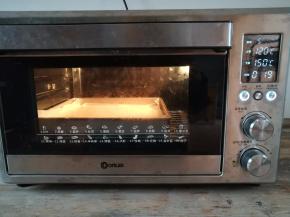 蛋糕糊放入烤箱，上火120度，下火150度烤20分钟