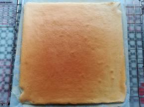 烤好后的蛋糕取出放凉