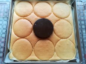 用大小合适的圆形盖子摁出形状，把蛋糕分别取出