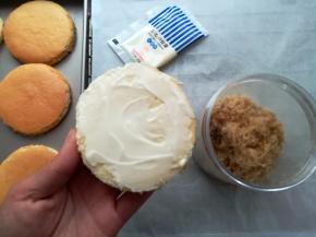 取一片圆形蛋糕，在蛋糕的底部涂上适量的沙拉酱