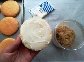 取一片圆形蛋糕，在蛋糕的底部涂上适量的沙拉酱