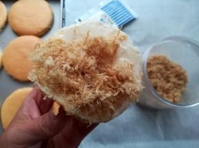 在蛋糕的一侧放上肉松，合起来就是肉松小贝了