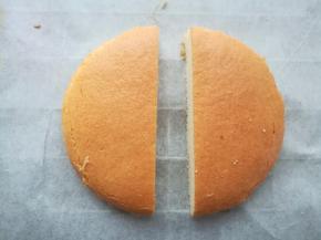 也可以直接把一片圆形蛋糕片平均切成2瓣