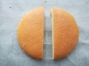 也可以直接把一片圆形蛋糕片平均切成2瓣