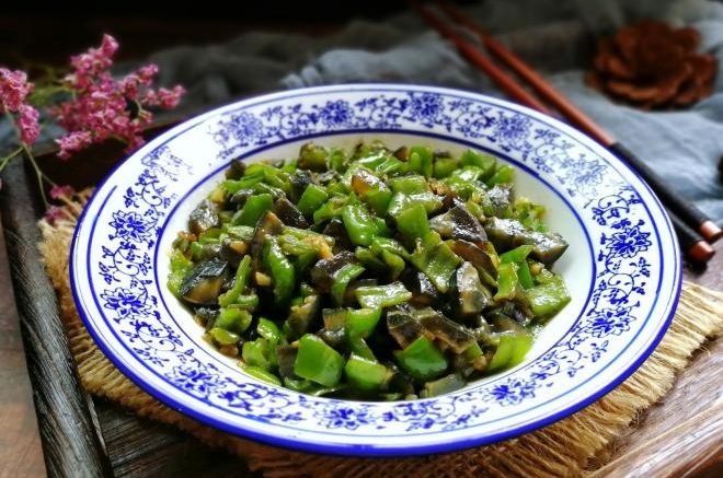 皮蛋拌青椒