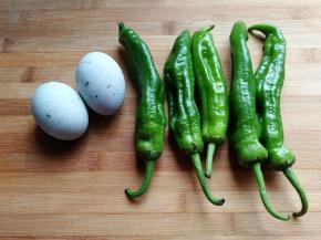 准备食材：皮蛋两个，青椒五个