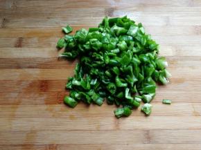 青椒清洗干净后切成小碎粒