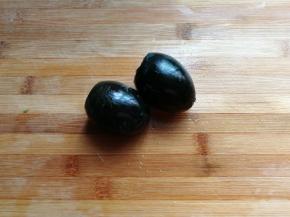 皮蛋两个去壳，也切成小碎粒备用