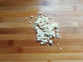 蒜适量切末备用