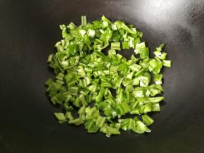 锅烧热，无需放油，先倒入青椒碎煸炒一会儿