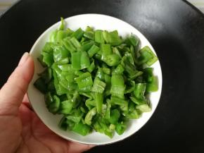 煸炒至青椒碎变软断生后盛起