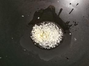 锅中再入少许油，放入蒜末煸香