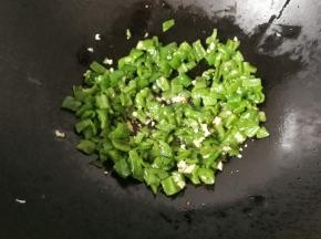 然后倒入青椒碎翻炒均匀后关火