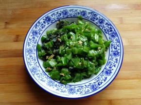 再把炒好的青椒盛出，倒入皮蛋中