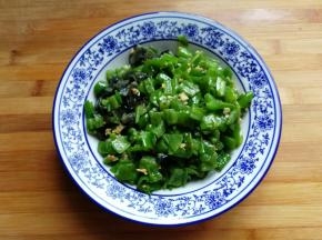 再把炒好的青椒盛出，倒入皮蛋中