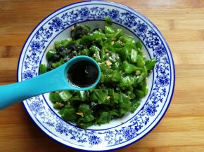 再依次调入适量盐，生抽，醋，香油