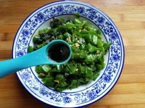 再依次调入适量盐，生抽，醋，香油