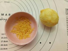 柠檬用盐水泡一下，用插板把柠檬表皮搓成丝，然后放3-5克左右的砂糖拌匀备用。柠檬挤汁备用。