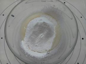 筛入低粉“Z”字搅匀。