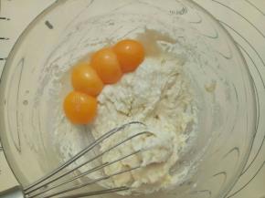 放入蛋黄，也是“Z”字搅匀。