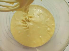 看一下蛋黄糊的状态。