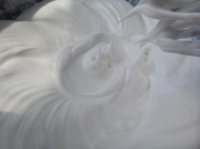 蛋白加几滴柠檬汁，然后分三次加入砂糖，打到尖角状。