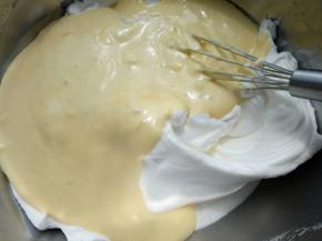 倒回到剩下的蛋白中翻拌均匀。