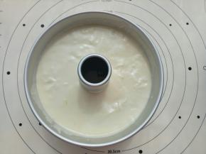 倒入中空模具里，震几下模具。震出大气泡。