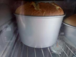 烤箱180度预热10分钟。预热好之后放入烤45分钟(这次我在烤箱里放了温度计，里面实际温度是150度，大家参考一下)