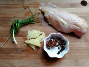 先准备食材：鸡胸肉一块，葱结适量，姜片适量，花椒和八角各适量