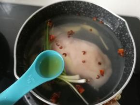 锅中加入适量水，放入鸡胸肉、葱结、姜片、花椒、八角、再加入几勺料酒，冷水下锅，水开后煮约15分钟