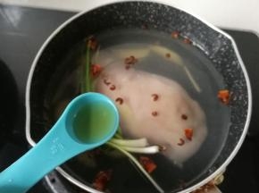锅中加入适量水，放入鸡胸肉、葱结、姜片、花椒、八角、再加入几勺料酒，冷水下锅，水开后煮约15分钟