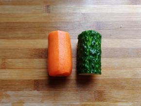 准备胡萝卜一段，黄瓜一段