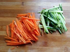 再分别把胡萝卜和黄瓜切成细丝儿