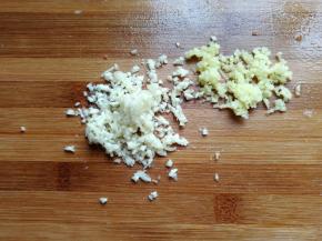 姜蒜适量，切末备用