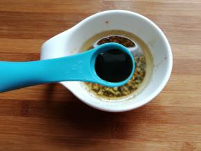 再依次调入适量盐、生抽、醋、胡椒粉、鸡精、香油、藤椒油、辣椒油拌均匀