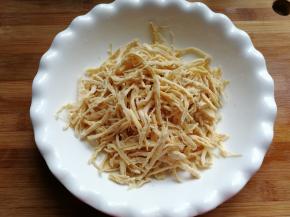 煮好的鸡胸肉晾凉后用手撕成细丝，放入大碗中