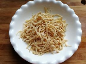 煮好的鸡胸肉晾凉后用手撕成细丝，放入大碗中