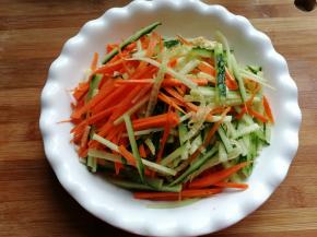 然后放上胡萝卜丝和黄瓜丝