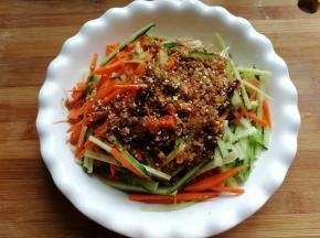 最后将调好的料汁倒入碗中翻拌均匀