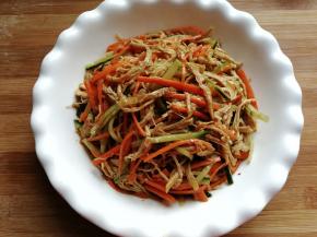 翻拌均匀后撒上适量葱花或香菜即可享用啦！