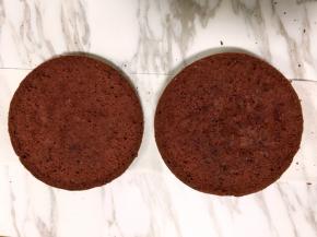 10.用蛋糕分片器分出1cm和2cm的蛋糕片各一片，2cm的蛋糕片放冰箱冷冻