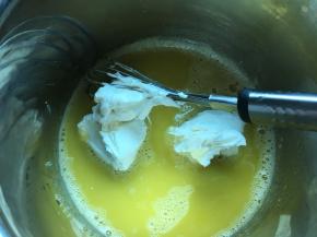 2.加入马斯卡彭芝士，搅拌均匀，不要搅拌过度
