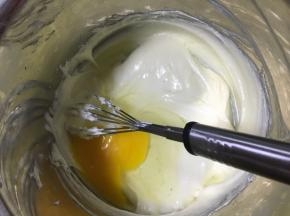 3.加入一个鸡蛋，搅匀