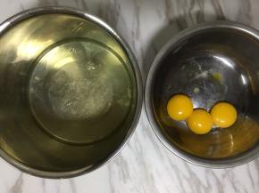 红丝绒戚风蛋糕：
1.蛋黄蛋白分离