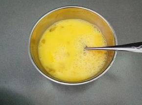 鸡蛋打散备用